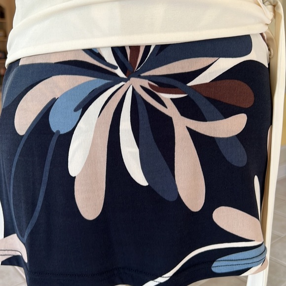 BCBGMAXAZRIA Faux Wrap Top Blue Cream Size Medium M Excellent Condition - Picture 6 of 11